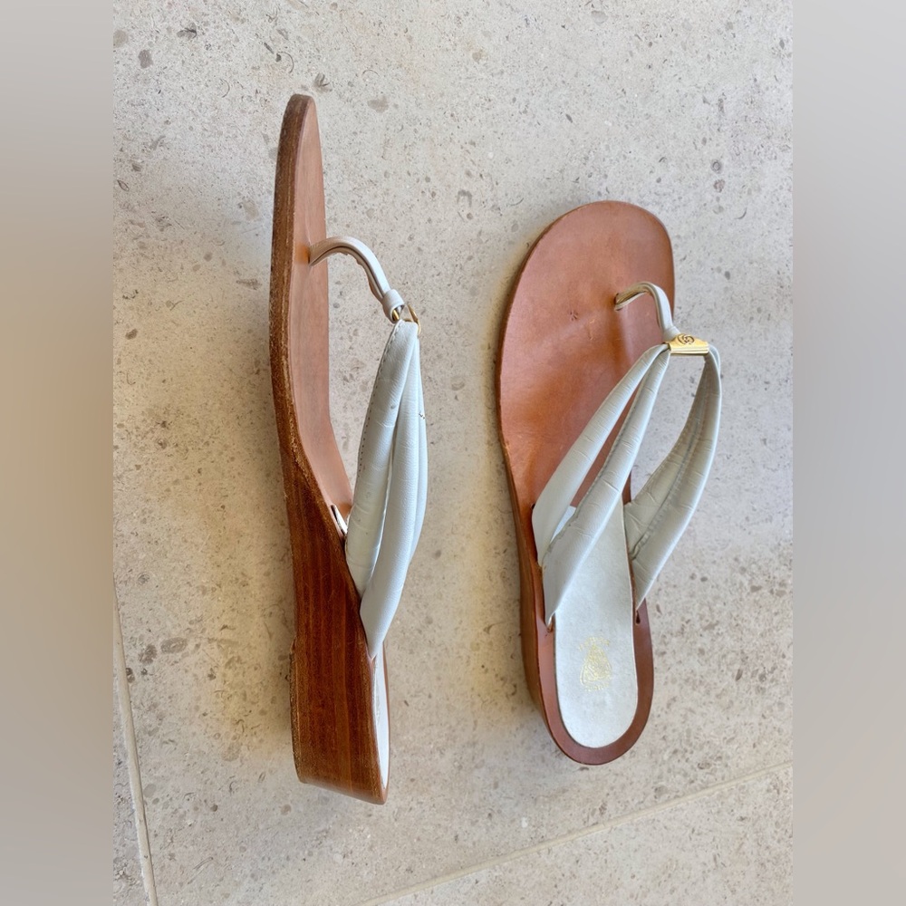Vintage 1970s 1980s Gucci White Leather and Wood Flip Flop Sandals - Picture 3 of 11